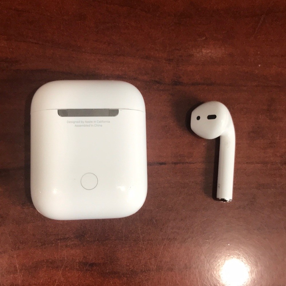 Apple RIGHT AIRPOD ONLY with Charging Case